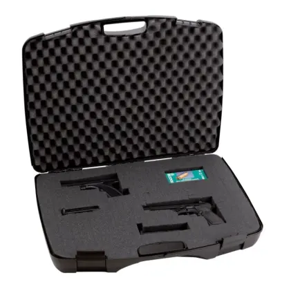 Solidna plastikowa walizka z regulowaną wkładką z pianki — wyjmowane kostki (pick-and-pluck) pozwalają dopasować przegródki do pistoletów, magazynków i akcesoriów.